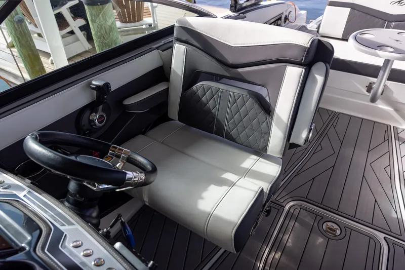 Slide: The Image of Monterey 275SS Super Sport 2022 - 28