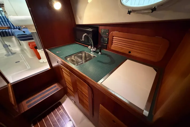Slide: The Image of Hinckley Yachts Picnic Boat 36 EP 2002 - 47