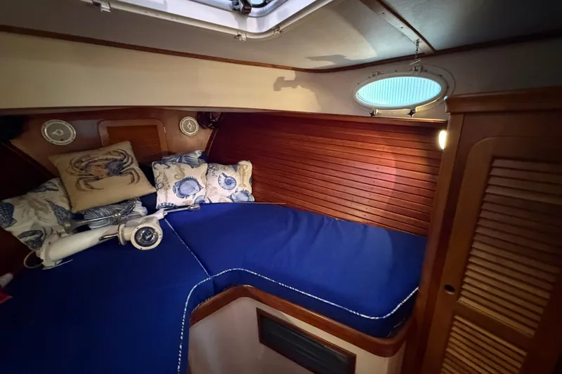 Slide: The Image of Hinckley Yachts Picnic Boat 36 EP 2002 - 60