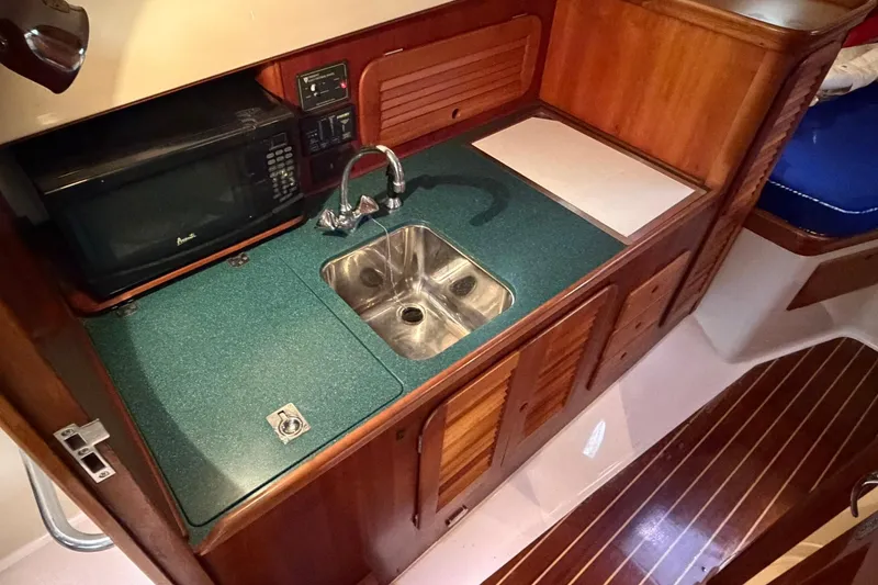 Slide: The Image of Hinckley Yachts Picnic Boat 36 EP 2002 - 46