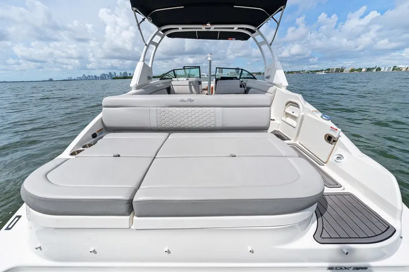 Slide: The Image of SEA RAY Deck Boat 2023 - 18