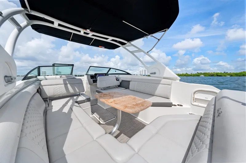 Slide: The Image of SEA RAY Deck Boat 2023 - 20