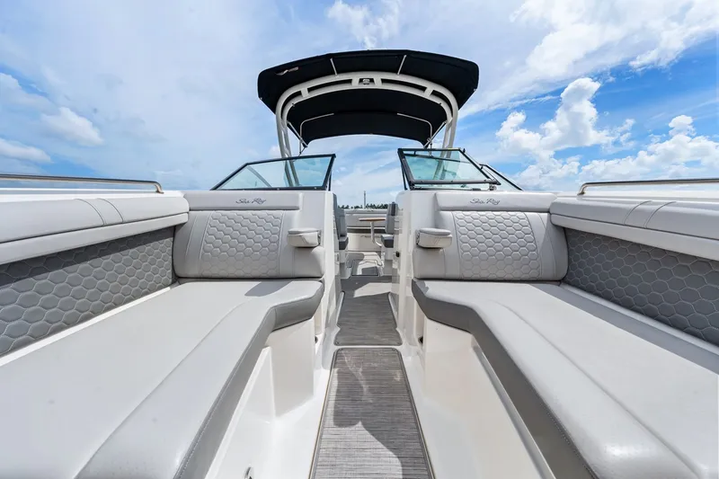 Slide: The Image of SEA RAY Deck Boat 2023 - 29