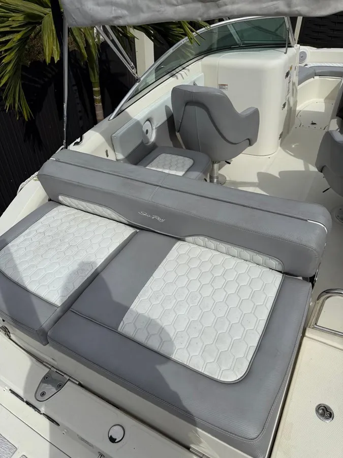 Slide: The Image of SEA RAY 220 Sundeck 2010 - 3