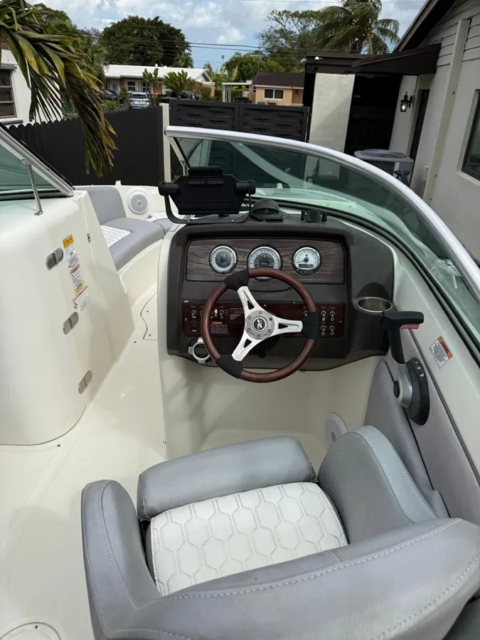 Slide: The Image of SEA RAY 220 Sundeck 2010 - 6