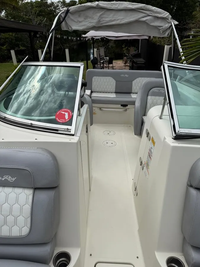 Slide: The Image of SEA RAY 220 Sundeck 2010 - 9