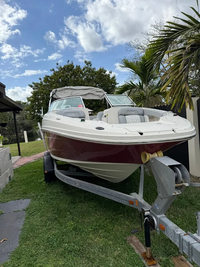 The Image of SEA RAY 220 Sundeck 2010 - 0