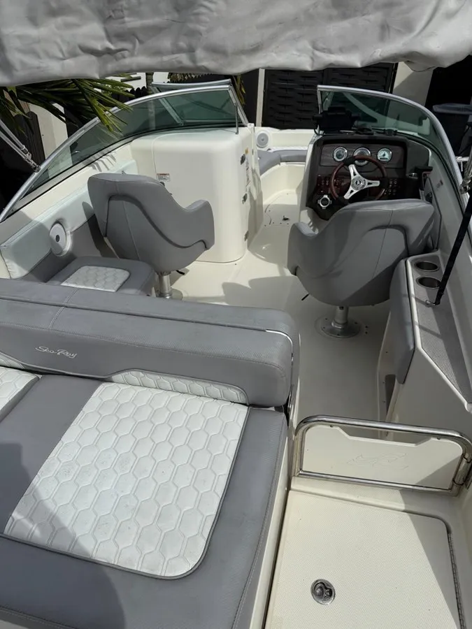 Slide: The Image of SEA RAY 220 Sundeck 2010 - 2