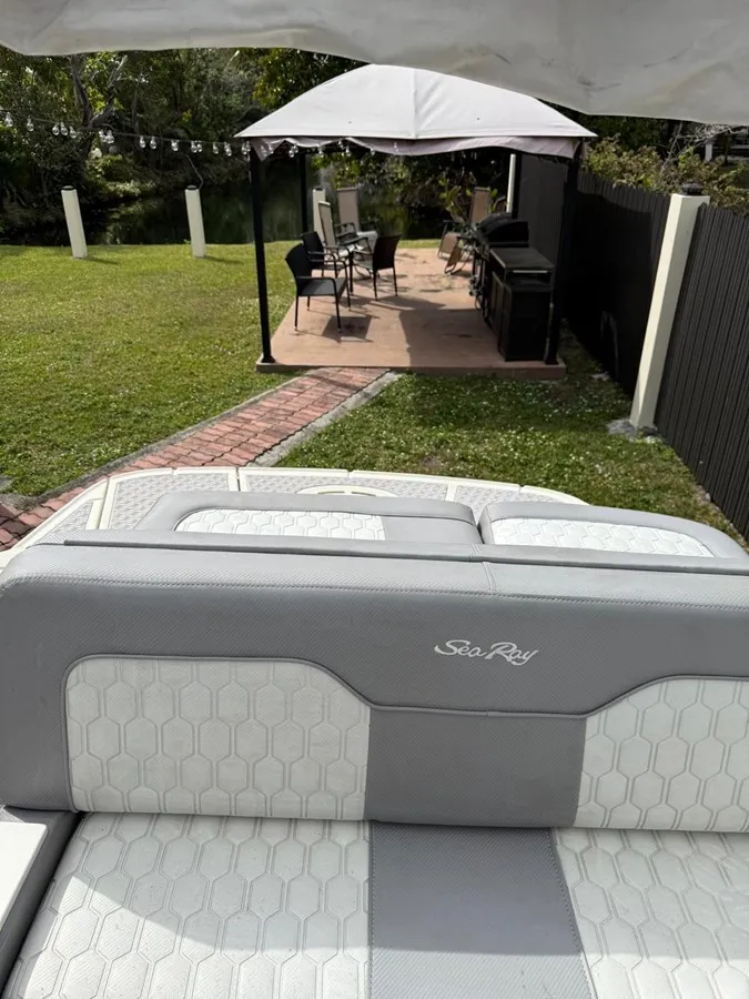 Slide: The Image of SEA RAY 220 Sundeck 2010 - 4