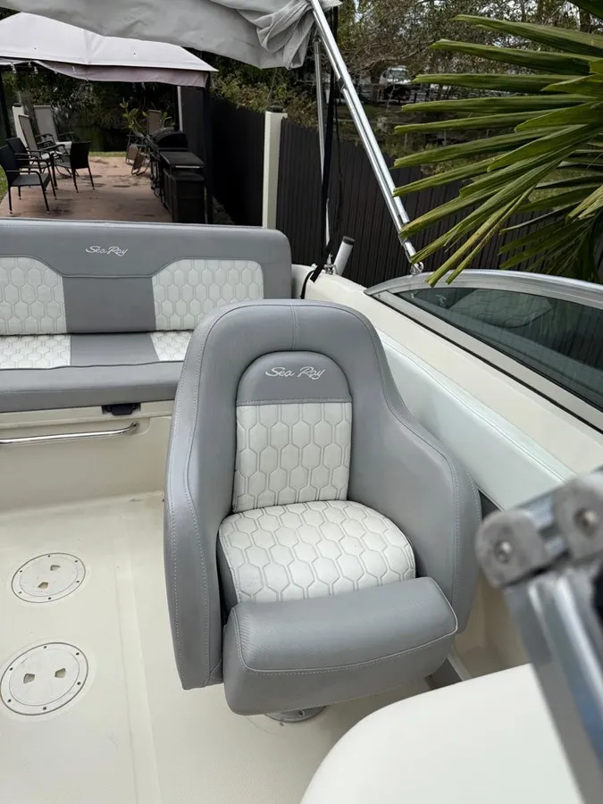 Slide: The Image of SEA RAY 220 Sundeck 2010 - 8