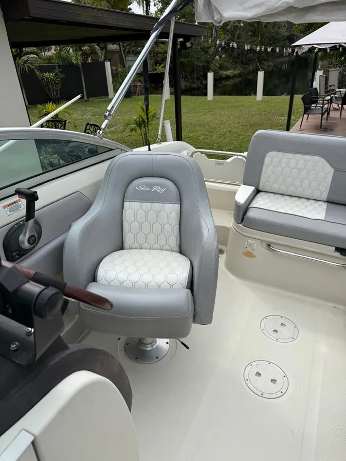 Slide: The Image of SEA RAY 220 Sundeck 2010 - 7