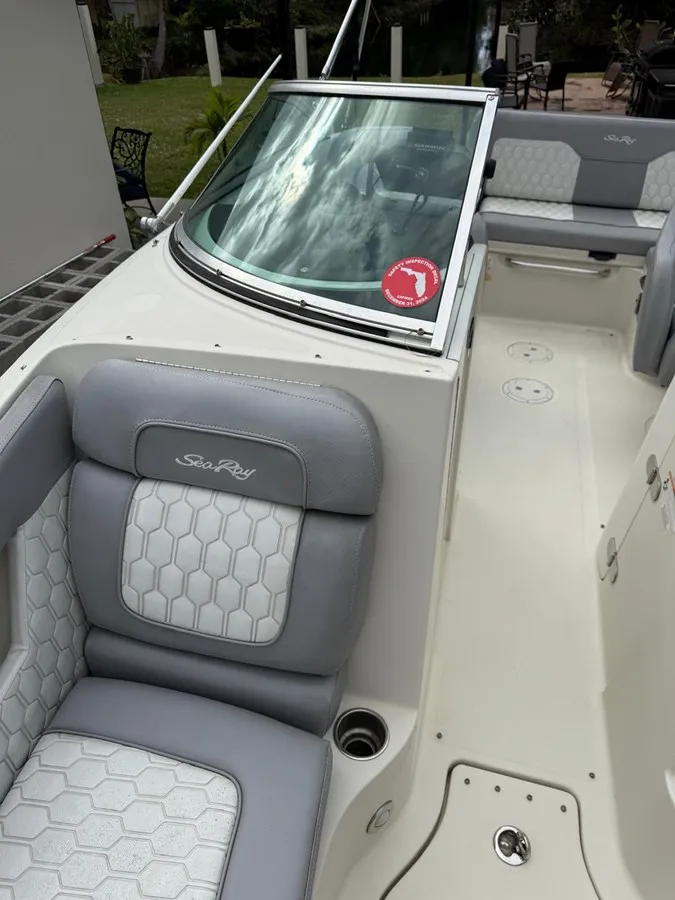 Slide: The Image of SEA RAY 220 Sundeck 2010 - 11