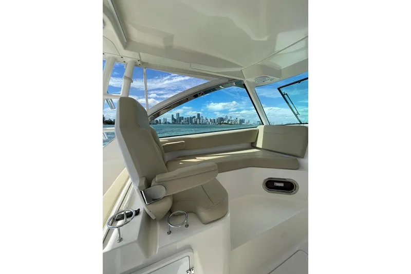 Slide: The Image of PURSUIT BOATS DC 325 Dual Console 2016 - 4