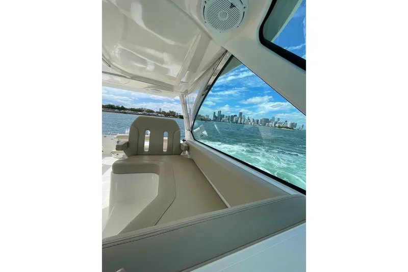 Slide: The Image of PURSUIT BOATS DC 325 Dual Console 2016 - 8
