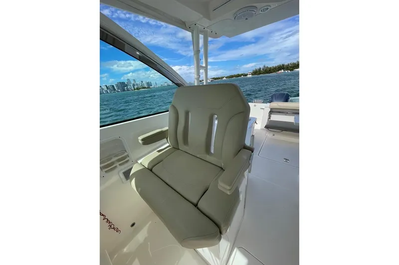 Slide: The Image of PURSUIT BOATS DC 325 Dual Console 2016 - 12