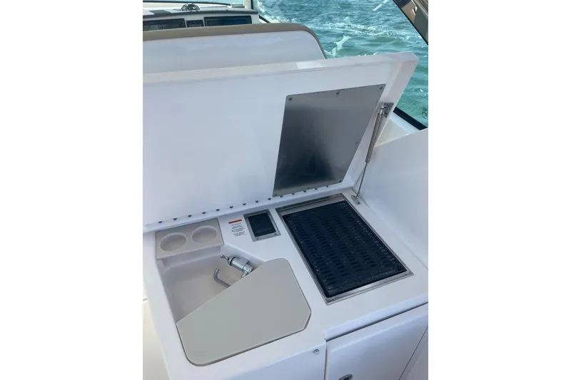 Slide: The Image of PURSUIT BOATS DC 325 Dual Console 2016 - 6