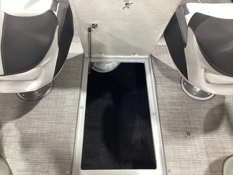 Slide: The Image of Crownline Boats 240 SS 2026 - 17