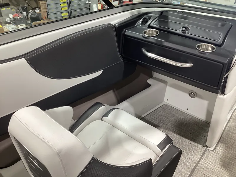 Slide: The Image of Crownline Boats 240 SS 2026 - 10