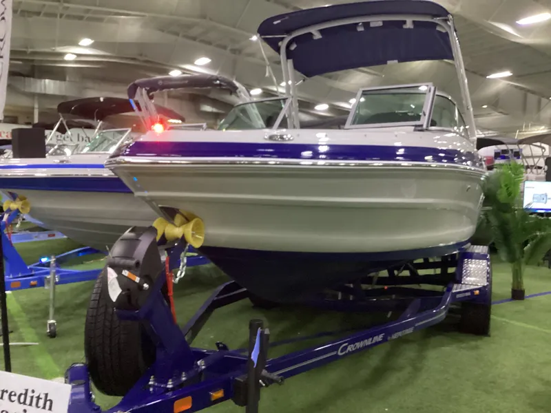 Slide: The Image of Crownline Boats 220 SS 2026 - 6