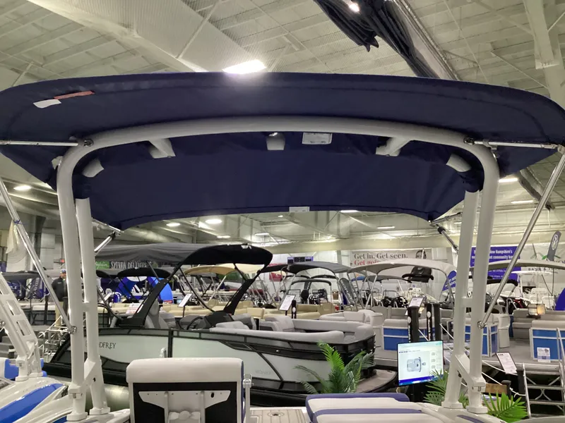 Slide: The Image of Crownline Boats 220 SS 2026 - 18