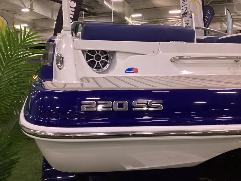 Slide: The Image of Crownline Boats 220 SS 2026 - 4