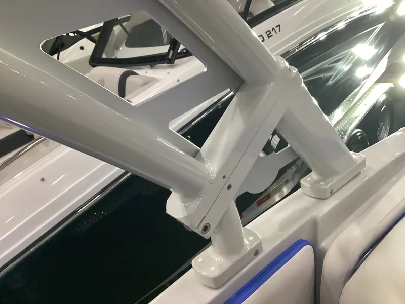 Slide: The Image of Crownline Boats 210 SS 2026 - 18