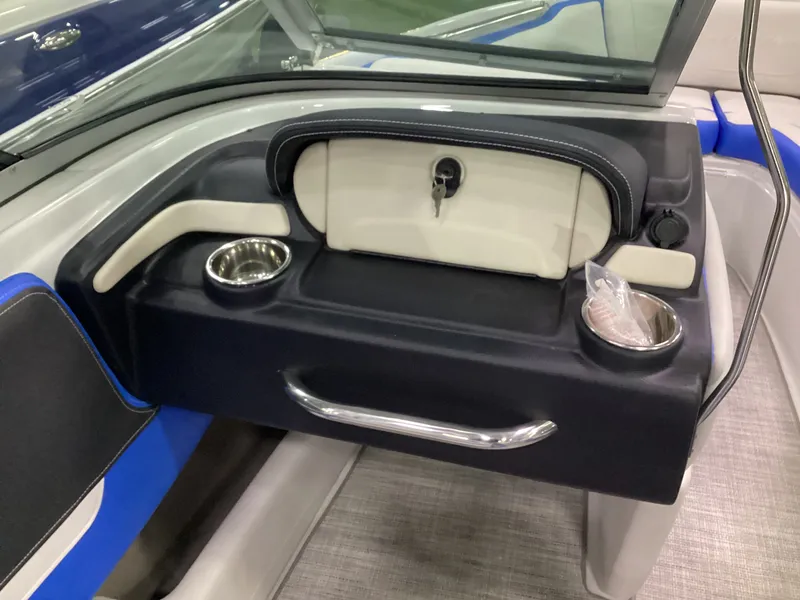 Slide: The Image of Crownline Boats 210 SS 2026 - 10