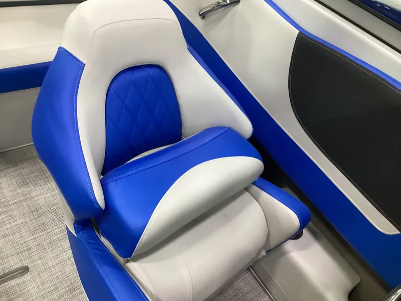 Slide: The Image of Crownline Boats 210 SS 2026 - 16