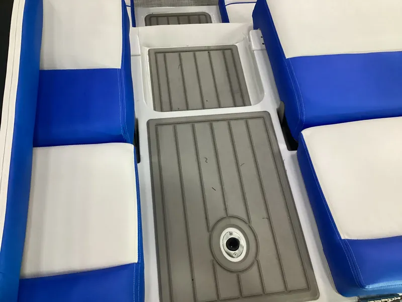 Slide: The Image of Crownline Boats 210 SS 2026 - 8