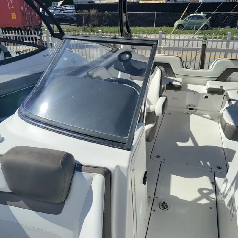 Slide: The Image of Yamaha 242LTD-SE 2016 - 11
