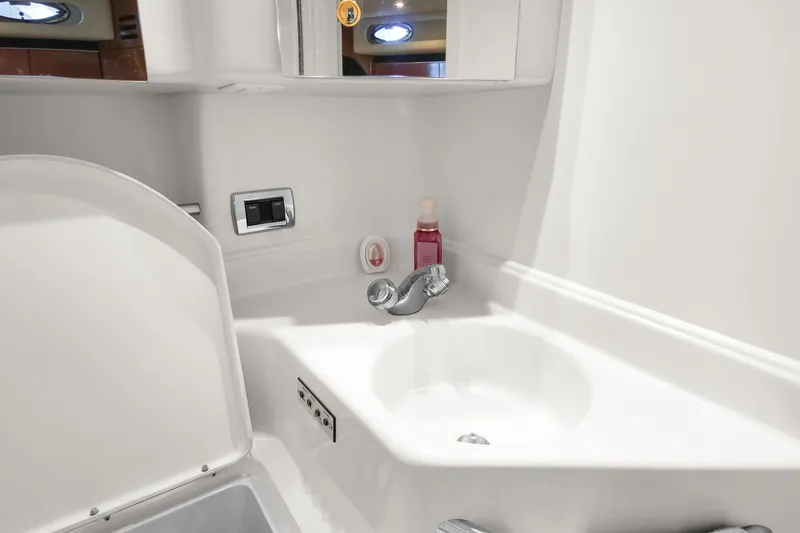 Slide: The Image of Sea Ray 380 Sundancer 2003 - 16