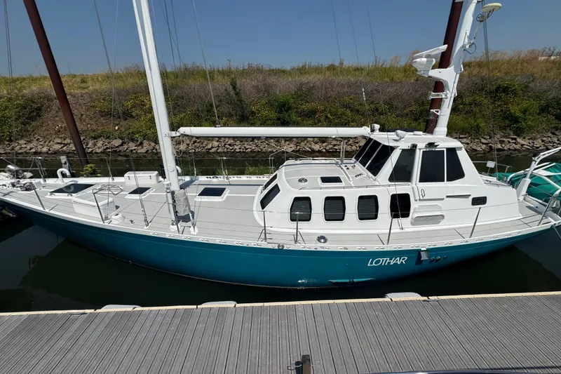 The Image of Islander 55 1983 - 0