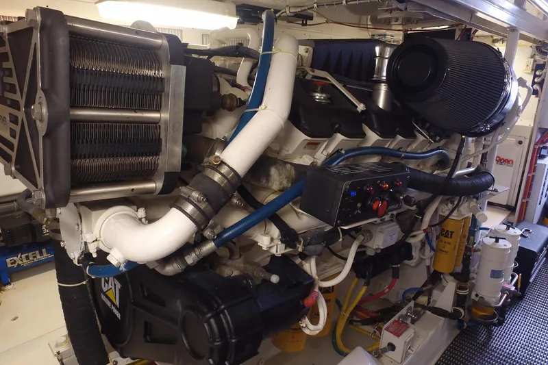 Slide: The Image of Hatteras 65 Convertible 2004 - 43