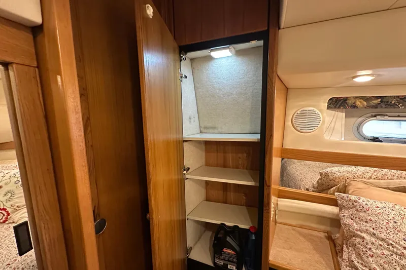 Slide: The Image of Bayliner 4087 Aft Cabin Motoryacht 2000 - 27