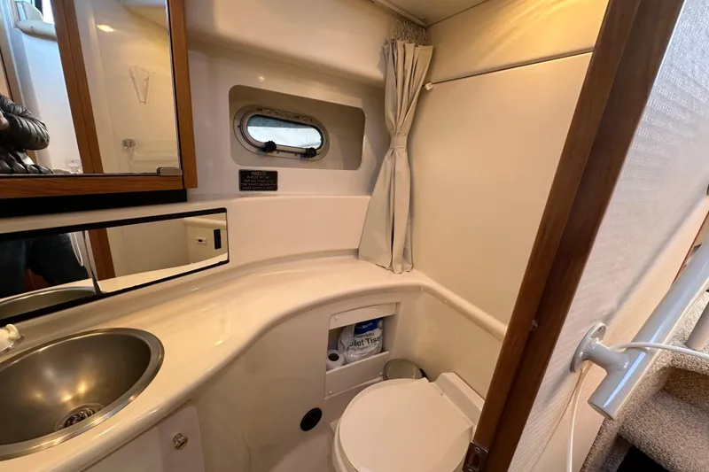 Slide: The Image of Bayliner 4087 Aft Cabin Motoryacht 2000 - 35