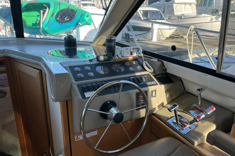 Slide: The Image of Bayliner 4087 Aft Cabin Motoryacht 2000 - 17