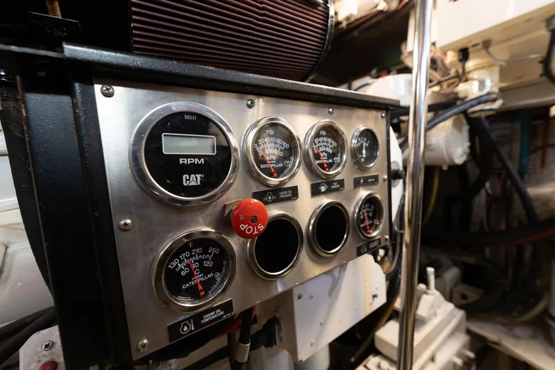 Slide: The Image of Vitech 68' Vitech Pilothouse 1999 - 104