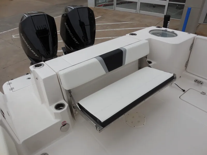 Slide: The Image of Robalo R270 2023 - 10