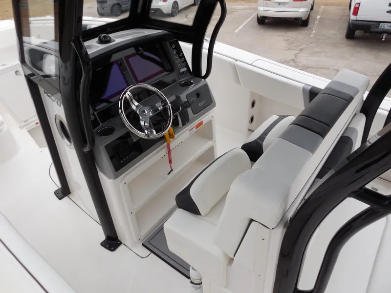 Slide: The Image of Robalo R270 2023 - 12