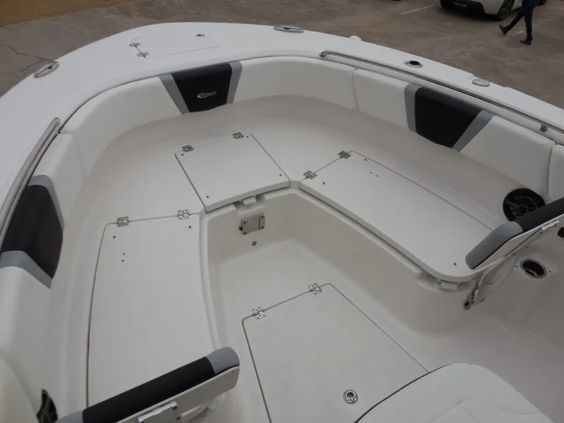 Slide: The Image of Robalo R270 2023 - 13