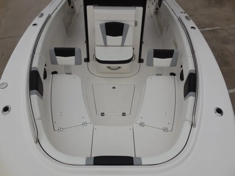 Slide: The Image of Robalo R270 2023 - 14