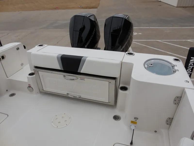 Slide: The Image of Robalo R270 2023 - 9