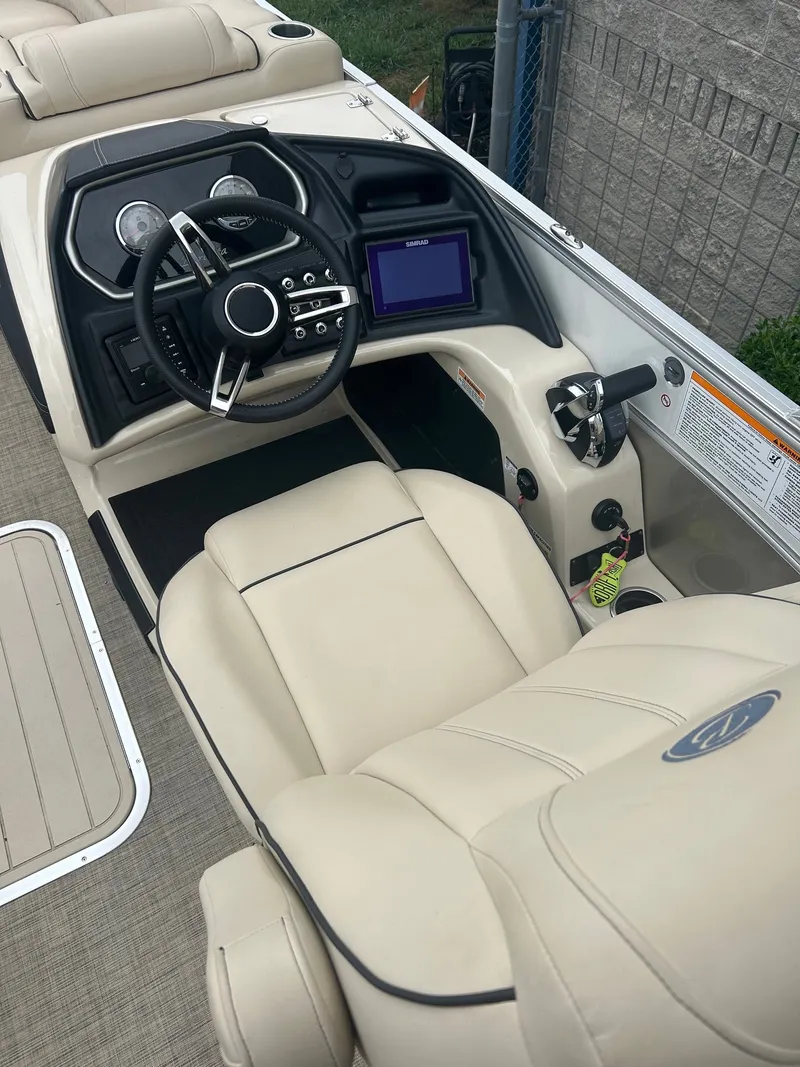 Slide: The Image of Barletta L25U Tritoon w/ 250hp Mercury 2019 - 8