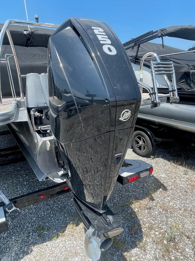 Slide: The Image of Barletta L25U Tritoon w/ 250hp Mercury 2019 - 5