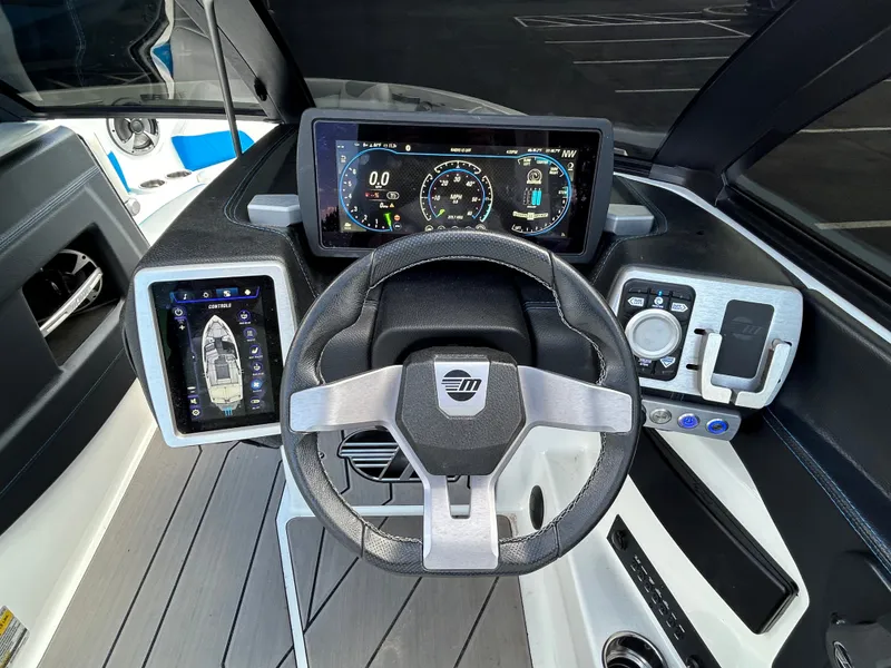 Slide: The Image of Malibu 23 LSV 2020 - 12