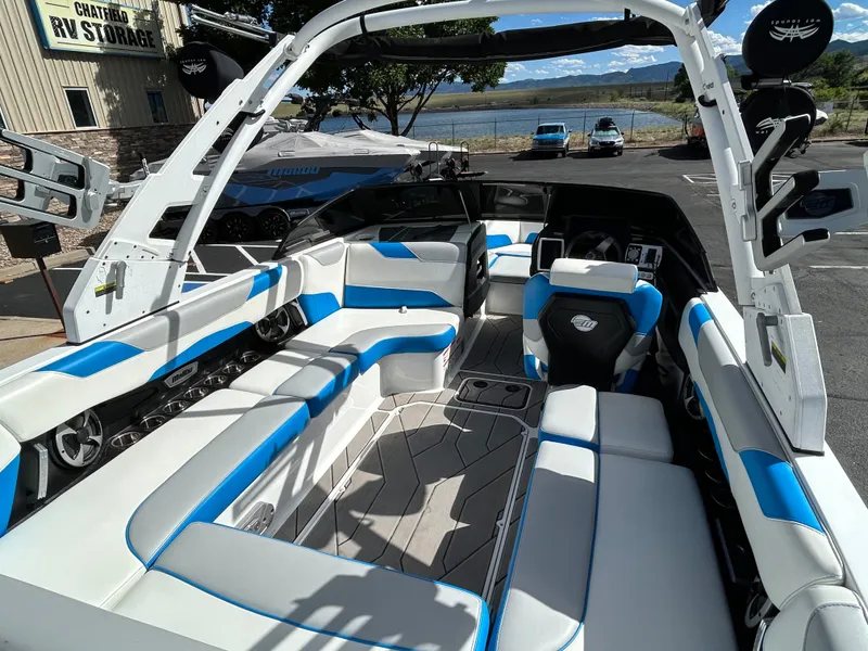 Slide: The Image of Malibu 23 LSV 2020 - 10