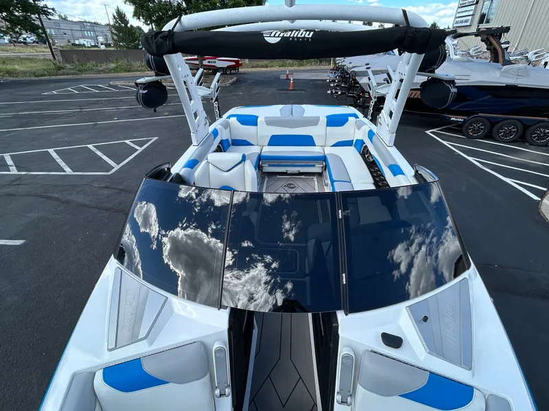 Slide: The Image of Malibu 23 LSV 2020 - 17
