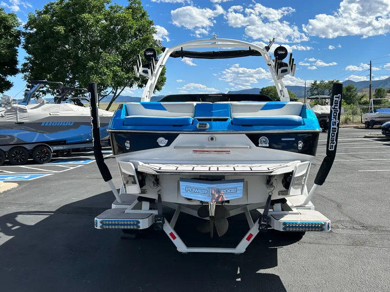 Slide: The Image of Malibu 23 LSV 2020 - 3