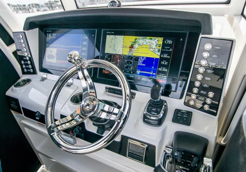 Slide: The Image of Robalo R302 Center Console 2018 - 9
