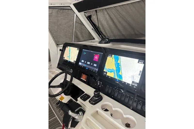 Slide: The Image of Everglades 435 Center Console 2018 - 44